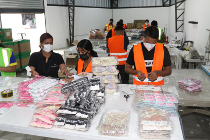 Comercio.- Trabajadores de la empresa Etyecu ponen etiqueta a importaciones que han llegado a Ecuador.