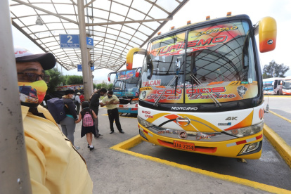 Terminales. Los buses de pasajeros pueden trabajar con un aforo del 100 %, pero los pasajeros deben ir sentados.