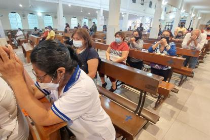 El público acude a la iglesia, ubicada en Lizardo García y la A, para orar en la previa de la procesión.