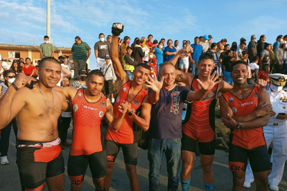 En la modalidad cuatro con, el elenco de la Asociación Deportiva Naval (ADN) #1 llegó en el primer lugar de la regata Guayaquil-Posorja. Lo hicieron alrededor de las 06:45.