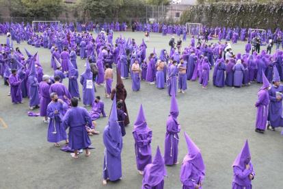Cucuruchos listos para la procesión.