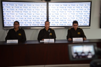El comandante de Policía, Carlos Cabrera (centro) aseguró que a medida que avances las investigaciones se dará información a los ciudadanos.