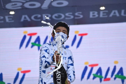 Alexander Cepeda, ciclista ecuatoriano, celebra su título de campeón joven.
