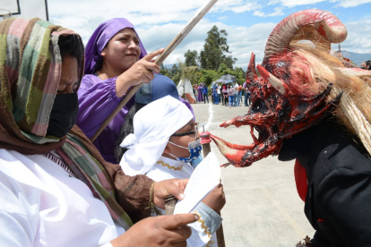 Un grupo 5 hombres y una mujer visten con trajes que asemejan al mal.