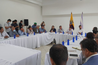 Las autoridades del Gobierno y los representantes del sector bananero se reunieron este 15 de abril de 2022.