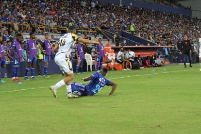 Ya son dos los partidos que una cinta amarilla es ubicada detrás del banquillo de Emelec, área técnica de Ismael Rescalvo (d), para impedir el trato hostil de los hinchas.