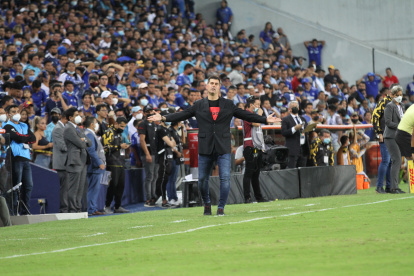 Ismael  Rescalvo, entrenador de Emelec, muestra su insatisfacción en un tramo del partido.