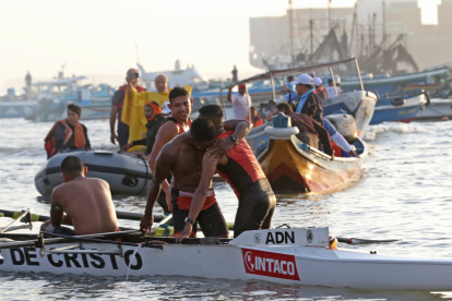 Los remeros de la embarcación ADN 1 festejan entre abrazos y risas luego de llegar primeros en la tradicional regata Guayaquil Posorja, que tras dos ediciones volvió a celebrarse en Viernes Santo.