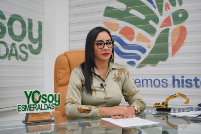 La prefecta Roberta Zambrano aborda el tema de la reconstrucción de Esmeraldas, a cinco años del terremoto.