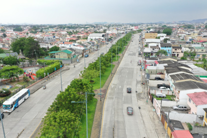 La avenida cuenta con ocho carriles que atraviesan siete ciudadelas  El tráfico es más fluido en medio de amplias aceras  En pocos tramos falta sombra