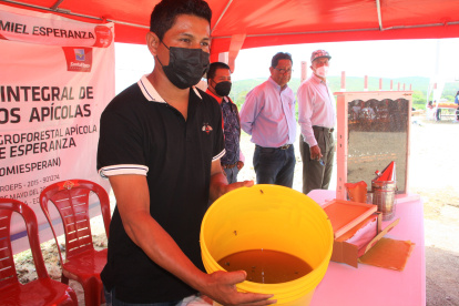 Los comuneros. Explicaron el proceso de cómo extraen y envasan la miel.