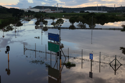 El agua ha anegado viviendas y dejado incomunicados a muchos ciudadanos, sin electricidad y sin agua corriente.