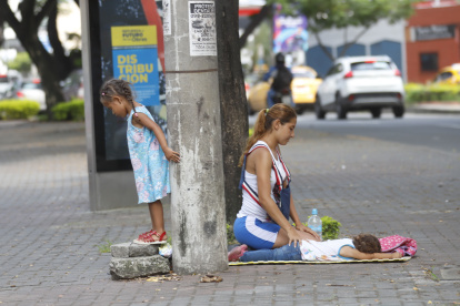 Muchos venezolanos trabajan junto con sus hijos en la calle.