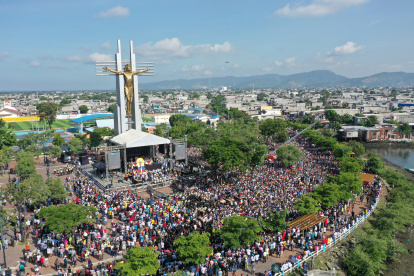 La procesión del Cristo del Consuelo en 2022, terminó con una misa campal en los bajos del monumento de bronce del Cristo Crucificado, en Cisne 2, suburbio de Guayaquil.