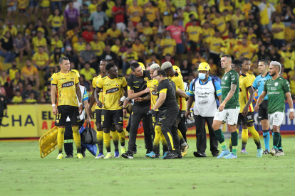 Byron Castillo se retira lesionado de la cancha, tras sufrir un fuerte golpe en la cabeza.