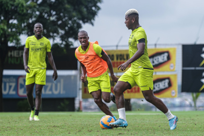 Gabriel Cortez (d), volante de Barcelona, será titular ante Liga de Quito por la baja de Damián Díaz.