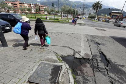 Inundaciones. En las épocas de lluvia las alcantarillas se llenan de agua y se convierten en trampas para personas y autos.