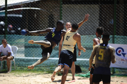 La Tricolor de balonmano playa consiguió un triunfo frente a Argentina 2-1 en Brasil, el mismo que resultó clave para la clasificación mundialista.