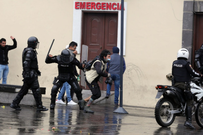 Policía. El proyecto de ley prohíbe el uso de armas letales para controlar manifestaciones. La participación de los militares ha sido excluida.