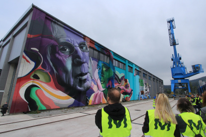 Parece una fotografía, pero es un grafiti de Karski & Beyond sobre un depósito del puerto de Linz.