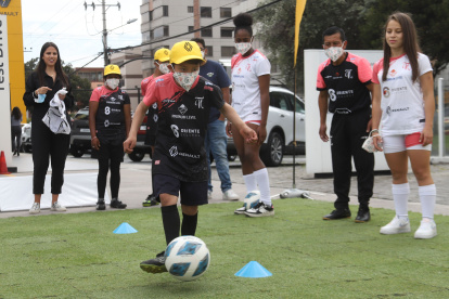 Los futbolistas con discapacidad intelectual demostraron gran control del balón y buen remate.