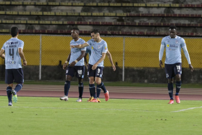 Lisandro Alzugaray (centro) es felicitado por sus compañeros tras marcar el primer gol celeste.