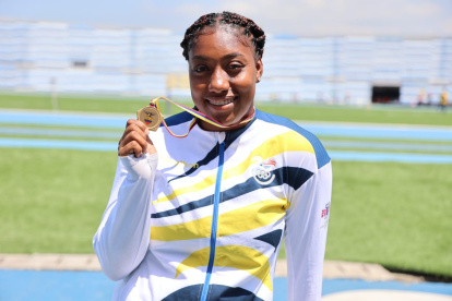 Yuleixi Angulo muestra la presea dorada en lanzamiento de jabalina tras imponer un nuevo récord nacional.