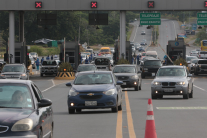 Regreso. La afluencia vehicular aumentó durante la tarde del domingo 17 de abril. En ese día, CTE estableció contraflujo para evitar accidentes y optimizar el flujo vehicular en la carretera.