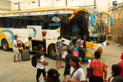Viaje. El mayor flujo de turistas en la terminal se evidenció al mediodía.