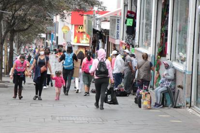 LAS AGLOMERACIONES EN EL SECTOR DE COTOCOLLAO SON PERSISTENTES | ESTO SE AGRAVA POR EL COMERCIO FORMAL E INFORMAL QUE ATRAE A NUMEROSAS PERSONAS |
Ventas por la epoca navideña en Cotocollao. 14 de diciembre del 2020. HENRY LAPO Agencia (ag-extra ag-expreso ag-quito) VENTAS COTOCOLLAO