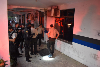 Los ventanales del antiguo Cuartel de la Policía también se partieron.