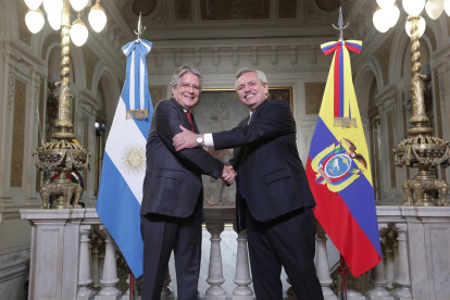 El presidente Lasso saluda con su homólogo argentino Alberto Fernández en el marco de la visita oficial del primero a Argentina.