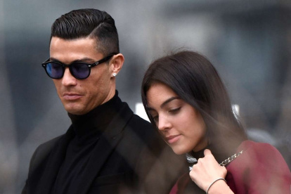 Cristiano Ronaldo (i) hizo el anuncia a través de redes sociales junto a su pareja, Georgina Rodríguez.