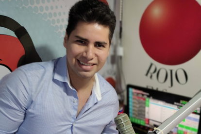 Aldo Rivera en la conducción del espacio con segmentos y entrevistas