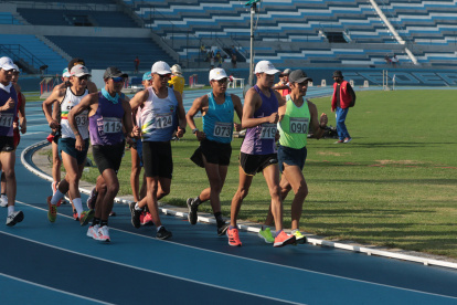 David Hurtado (119) comandando la prueba de los 10.000 metros marcha en la que ganó la medalla de oro.