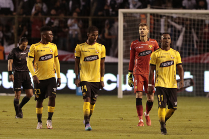 Los jugadores de Barcelona, impotentes tras la caída frente a Liga de Quito en el Rodrigo Paz.