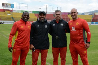 Recuerdo. Nelson Videla (derecha) ya trabajó como asistente técnico en Aucas.