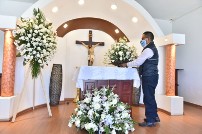 Capillas. Exequiales pagó 6.550 dólares por atriles y capillas móviles, cuyo costo en el mercado es de 1.500 dólares.