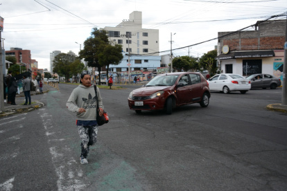 Realidad. Las personas deben arriesgarse a cruzar la calle sin ningún tipo de señalización que garantice su paso.