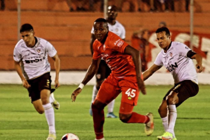 Kevin Mina juega de delantero y su actual equipo es Guabirá de la Primera División de Bolivia