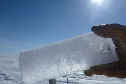 Las bolsas de agua bajo las gruesas capas de hielo