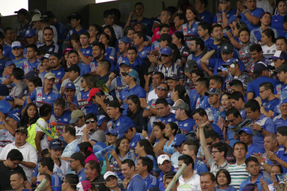 Fanáticos del Emelec alientan a su equipo, en una fotografía de archivo.