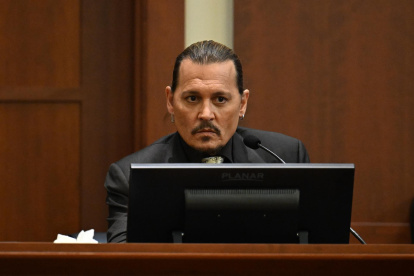 El actor estadounidense Johnny Depp testifica durante su juicio por difamación en el Tribunal de Circuito del Condado de Fairfax, Virginia, este 19 de abril de 2022.