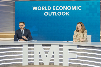 Pierre-Olivier Gourinchas, economista en Jefe del FMI y la jefa de división adjunta Petya Koeva Brooks.