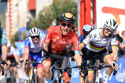 El ciclista español Pello Bilbao ganó la etapa 2 y pasó a liderar la general.