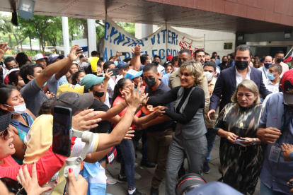 Aplausos. Antes y después de su intervención, Viteri saludó a los ciudadanos que con carteles la acompañaban.