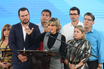 Viteri y los concejales durante el momento en el que dio su discurso.