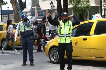 Formación. Los aspirantes a la ATD (d) recibieron la capacitación en las calles más congestionadas del centro de Guayaquil.