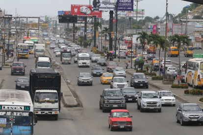 Avenida. Una de las vías más caóticas que ven los duraneños es la Nicolás Lapentti, por la que suben y bajan del puente de la Unidad Nacional y soporta el tráfico vehicular de otros cantones y provincias.