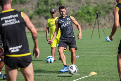 Emmanuel Martínez, volante de Barcelona, no juega hace un mes a causa de una lesión.